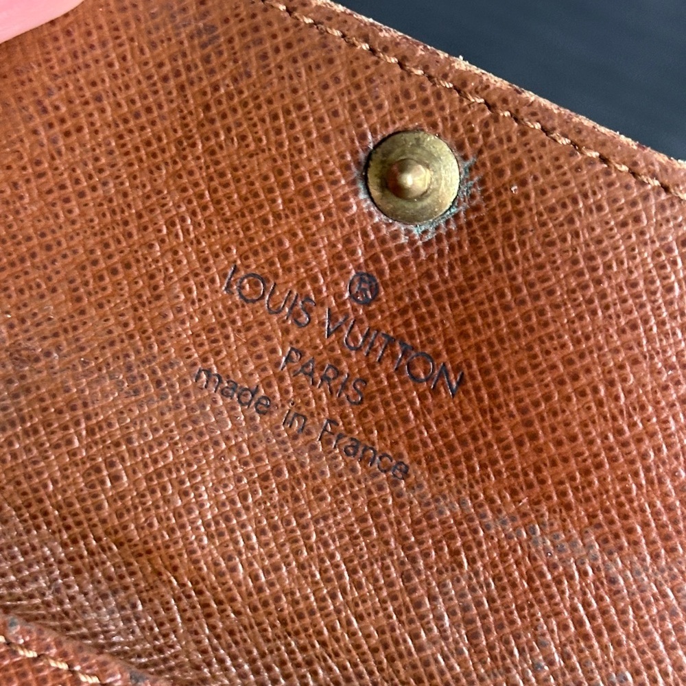 🍒✨Louis Vuitton Brown Key Holder✨🍒 - Picture 2 of 10